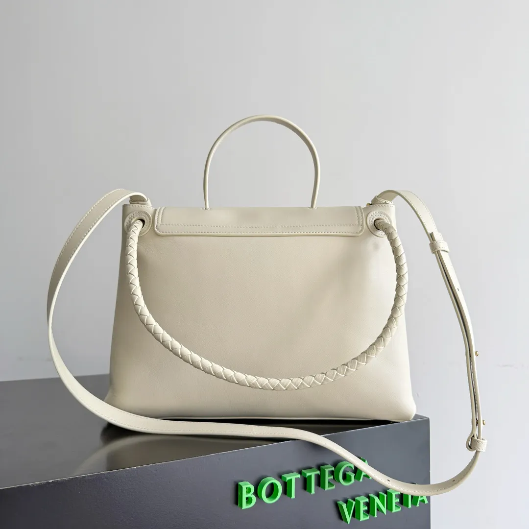Batch 2360 BottegaVeneta Latest Ciao Ciao Bag Silky cowhide two-way flap handbag with signature twist detail, hidden hook closure, flap can be fastened to the front or attached to the INTRECCIATO woven interior pocket, comes with an adjustable and detachable crossbody strap, interior compartment, and also features a zippered pocket. The surprise flap has various shapes. Style 1 - Cover the bag surface and expose the knot decoration. Style 2 - Place the flap inside the bag. A buckle is also designed. Style 3 - The U-shaped position of the top handle in the hand bag. Style No.: 817231 Size: 34*26*15cm